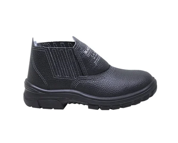 BOTA EM COURO COM BIQUEIRA